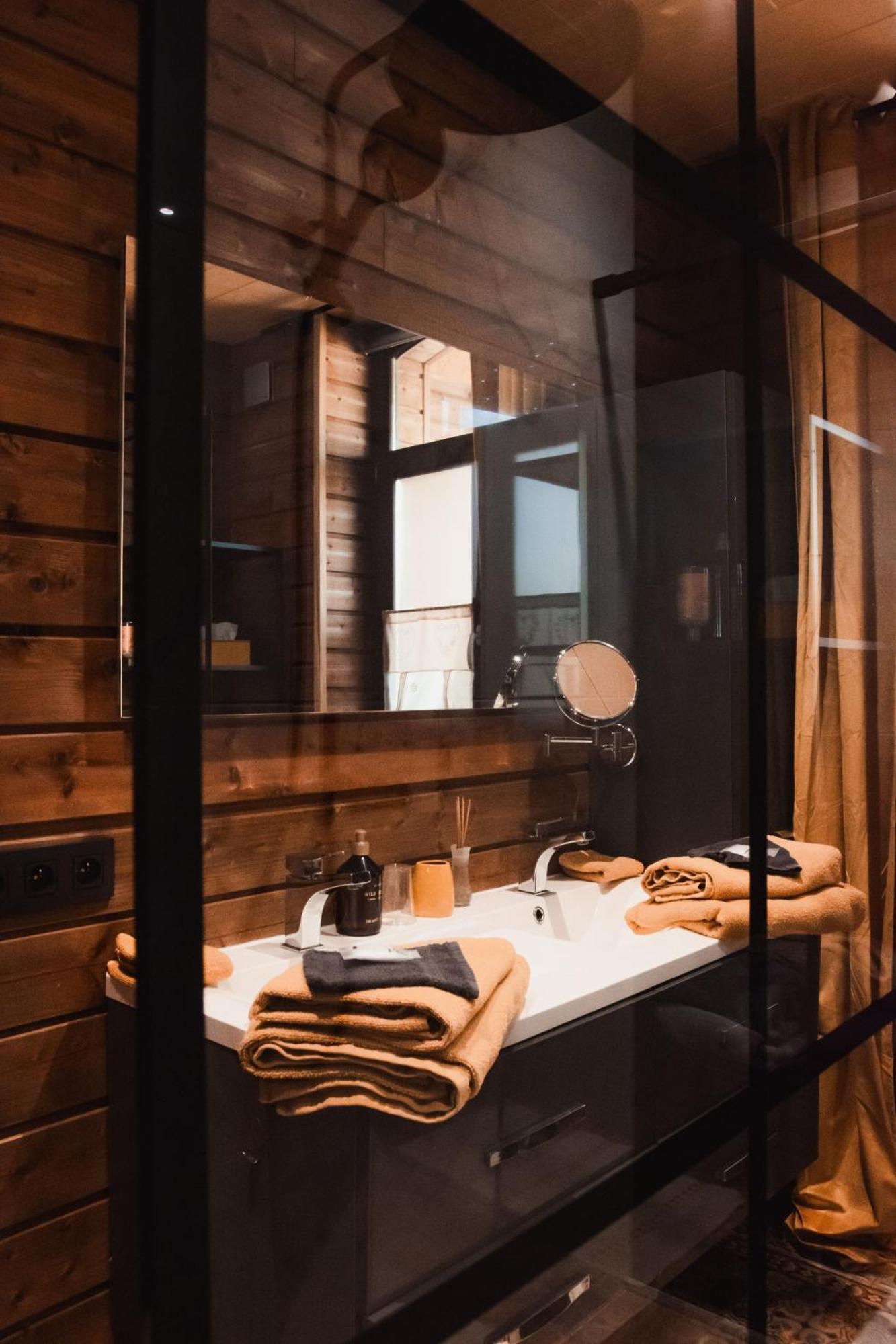 Maison D'Hote Les Notes Endormies Suite Le Refuge Walcourt ภายนอก รูปภาพ